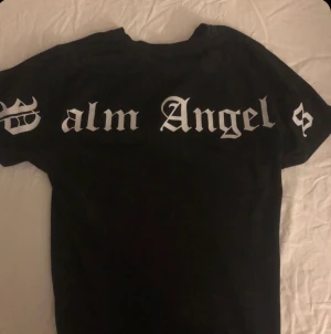 Palm angels tshirt - Storlek S, helt felfri och inga defekter🙏. Pris diskuteras privat<3