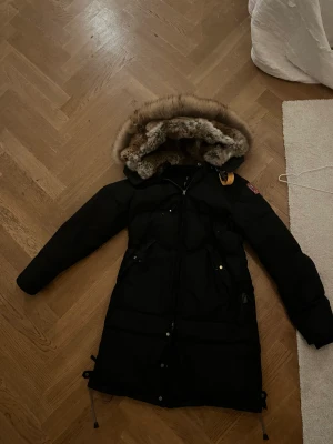 Para jumper jacka dam - En svart long bear jacka från para jumper. Storlek M. Fint skick  Finns att hämta i Borås och i Göteborg. Ord pris 10.499kr