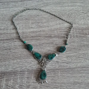 Halsband - Fint grönt halsband med gröna stenar