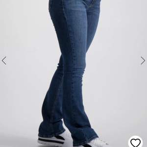 As söta Lågmidjade jeans från kindsbran store aldrig använde pga köpte de i för stor stolek💕köptes för 700 men säljer för endast 200 vid snabb affär 