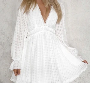 Studentklänning - Superfin studentklänning i storlek 36, helt ny med lappen på. Säljer då den tyvärr var för liten, den säljs inte längre 💕 500 kr