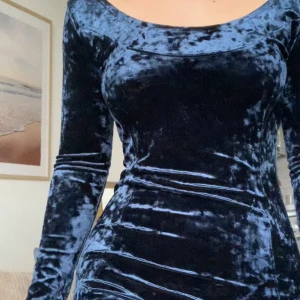 Marinblå klänning - Figursydd marinblå klänning från Mango. Velvet klänning. Använd en gång!