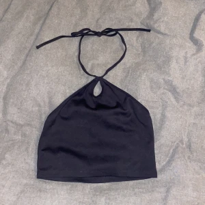 Topp - Kort svart oanvänd topp med knyte från Zara!