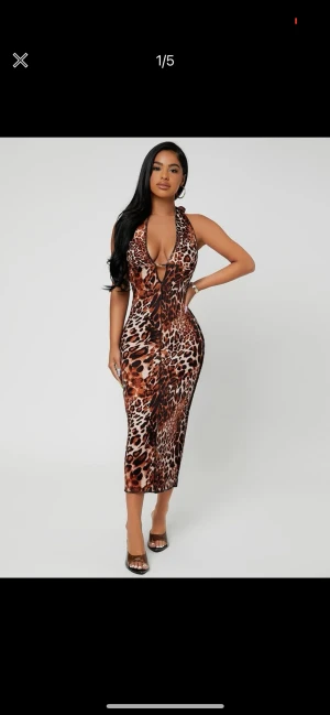 Klänning - Säljer nu denna supersnygga klänning, nyskick! Den är väldigt stretchig och formar sig utifrån kroppen! Kan användas vid olika tillfällen🤎