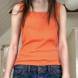 linne - orange linne köpt 2nd hand, står inget märke. fin urringning