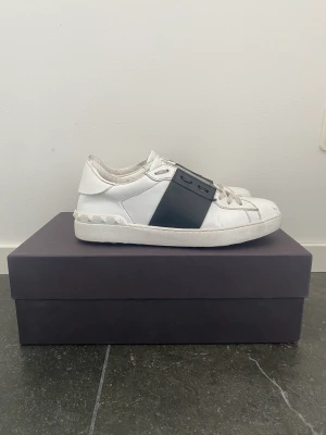 Valentino sneakers - Säljer ett par valentino sneakers i stl 40. Skick: 8/10, orginallåda, dustbag och skosnören ingår! Hör av er för fler bilder eller vidare frågor.
