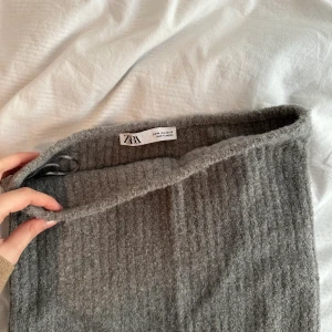 Topp - Fin och mjuk topp ifrån zara🤍storlek M men passar mig som har xs då den är väldigt stretchig. 