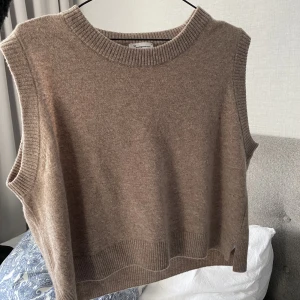 Stickad väst - Söt brun väst från knowledge. 