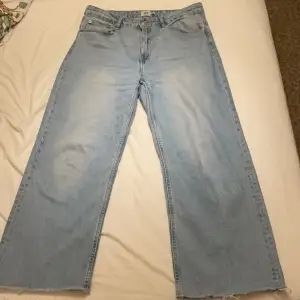 Fina jeans från Lager 157 som är i fint skick och inte alls flitigt använda, säljer pga att dom inte passar längre och är för korta för mig🥰