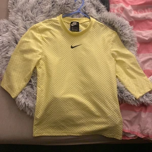 Tränings t-shirt - En helt ny nike tränings T-shirt som jag använt max 2-3 gånger, köpt för 369 kr!