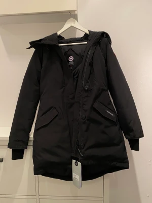 Canada goose rosclair fusion L - Köpte den till min flickvän i födelsedagspresent på marketplace. Men det är fusion som är en mycket smalare passform. Skulle säga att den passa s/xs