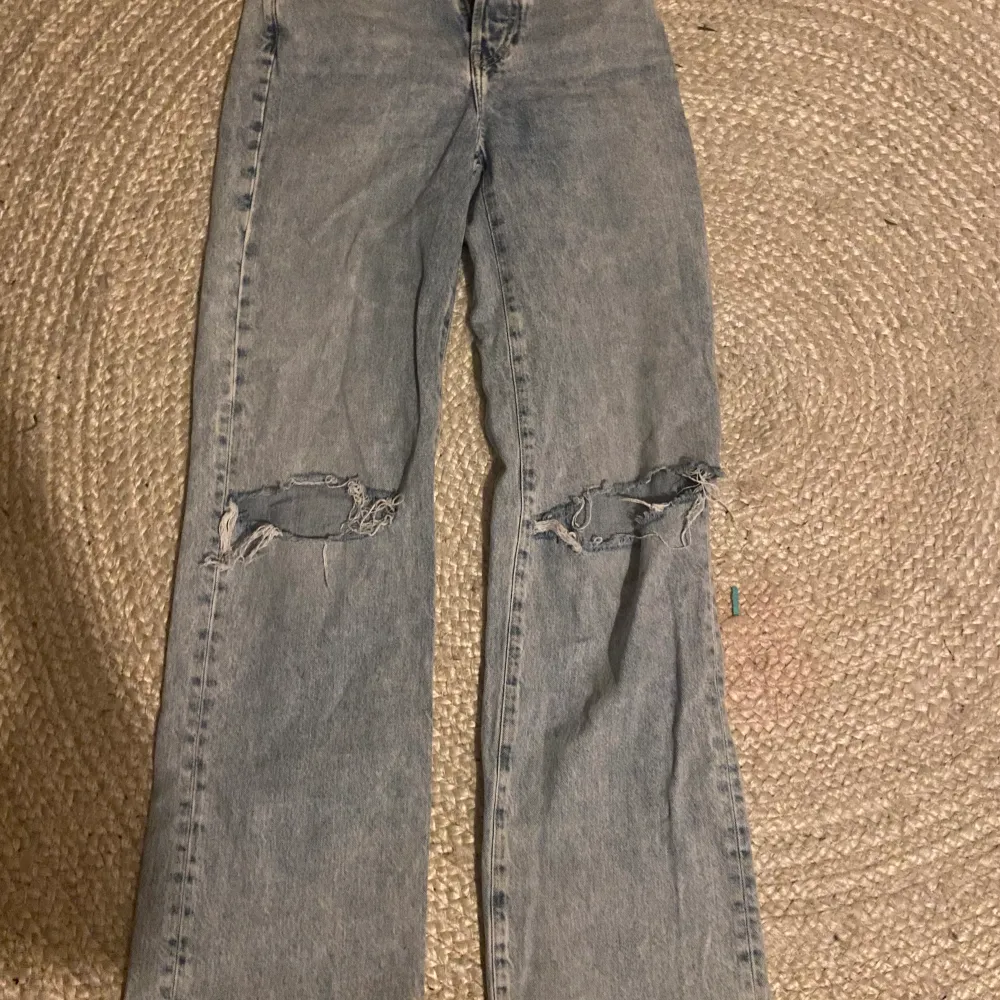 Hej! Säljer mina jeans pga för långa de är i storlek 27w i midjemått , storlek 34 i längden de är använda ett få tal gånger men inte alls slitna🥰. Jeans & Byxor.