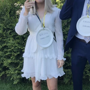 Studentklänning  - Säljer nu min fina studentklänning från Dennis Maglic i modellen Leah. I storlek M och endast använd 1 gång. Nypris 899kr, mitt pris 400kr🥰