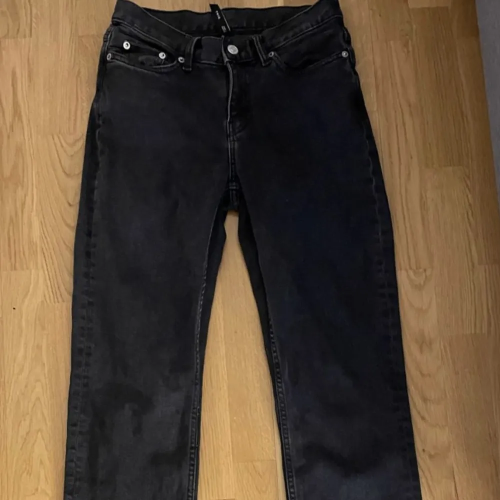 (Lånade bilder) Säljer ett par jeans från weekend då jag inte kan ha dom, inte använt en ända gång ❤️köparen står för frakten 😻. Jeans & Byxor.
