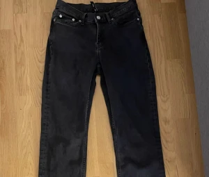 Jeans - (Lånade bilder) Säljer ett par jeans från weekend då jag inte kan ha dom, inte använt en ända gång ❤️köparen står för frakten 😻