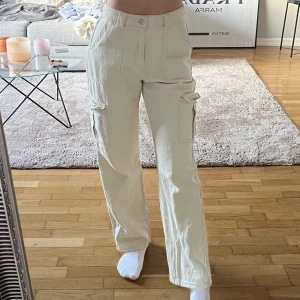 Cargopants - Ljusbeiga cargopants i storlek M, köpta från Shein. Jag är 172 cm. 
