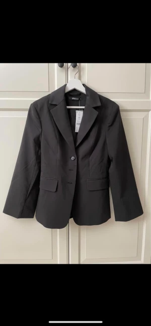 Kavaj - Säljer nu men helt oanvända kavaj från Gina tricot då den inta passade mig.  Nypris 499kr säljer den för 300kr Pris går att diskutera