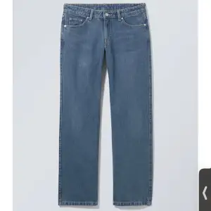 Skitsnygga jeans från Weekday jag köpte förra sommarn! Säljer pga att de blivit för små 💕hör av er för frågor!