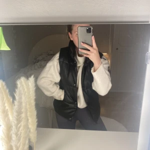 Skinnväst från nakd - Ett jätte fint plagg till hösten, en skinnväst från nakd, Aldrig använd, prislapp finns kvar. Den är stor i storleken, Skriv vid intresse❤️