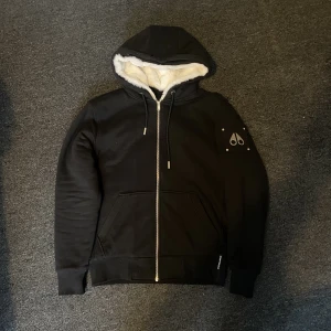 Moose Knuckles hoodie - Moose Knuckles leden Bunny Hoodie Size M Skick 9/10 Nypris 4700kr Mitt pris 2899kr+frakt Gå ej miste om denna…. 