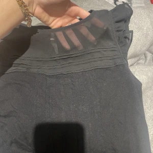 volang topp - sån fin volang topp med lite ’’genomskinlig’’ så fin till vardags eller fest