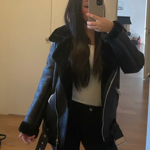 Zara skinnjacka med päls  - Säljer min jacka från Zara, den ny och helt oanvänd. Säljer den pågrund av felköp. Nypris: 1250
