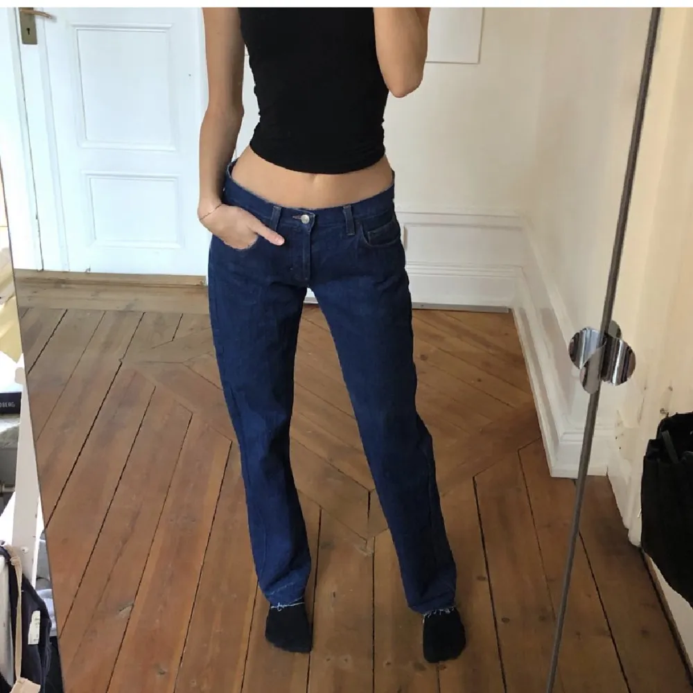 Jättefina lågmidjade jeans så tyvärr blivit för små nu, väldigt bra skick🫶 Midjemåttet är 40 och innerbenslängden 80 :). Jeans & Byxor.