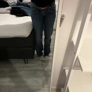 zara jeans - jeans från zara, med medelhög midja och en slitning på vänster knä! använda fåtal gånger. om frågor hör gärna av er, om många intressen startas budgiving! köpare står för frakt!