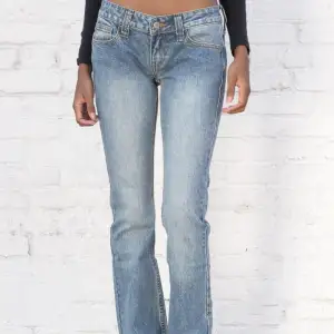 Säljer mina lågmidjade jeans från brandy pga att de är för stora för mig, de är helt oanvända💓