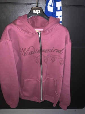 Cactus jack mastermind skull hoodie - Säljer min feta cactus jack hoodie som längre inte kommer till användning! Köpt för 2100kr