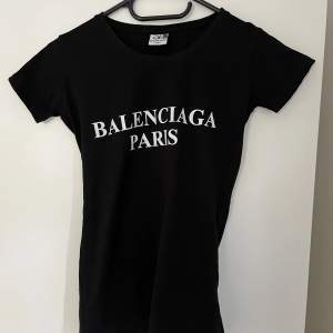 Balenciaga t-shirt. Passar S.