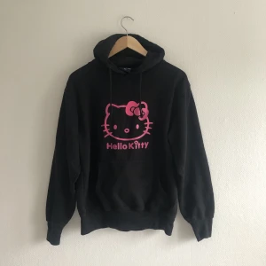 Hoodie med Hello Kitty-tryck  - Mycket skön och söt, men säljer eftersom det inte är min stil längre 🥰 använd men i bra skick. Står XS men det är lite loose fit (kolla bild 2) så funkar säkert som S. Luvan är av ngn konstig anledning liten och där för synes, inte för att ha på huvudet…