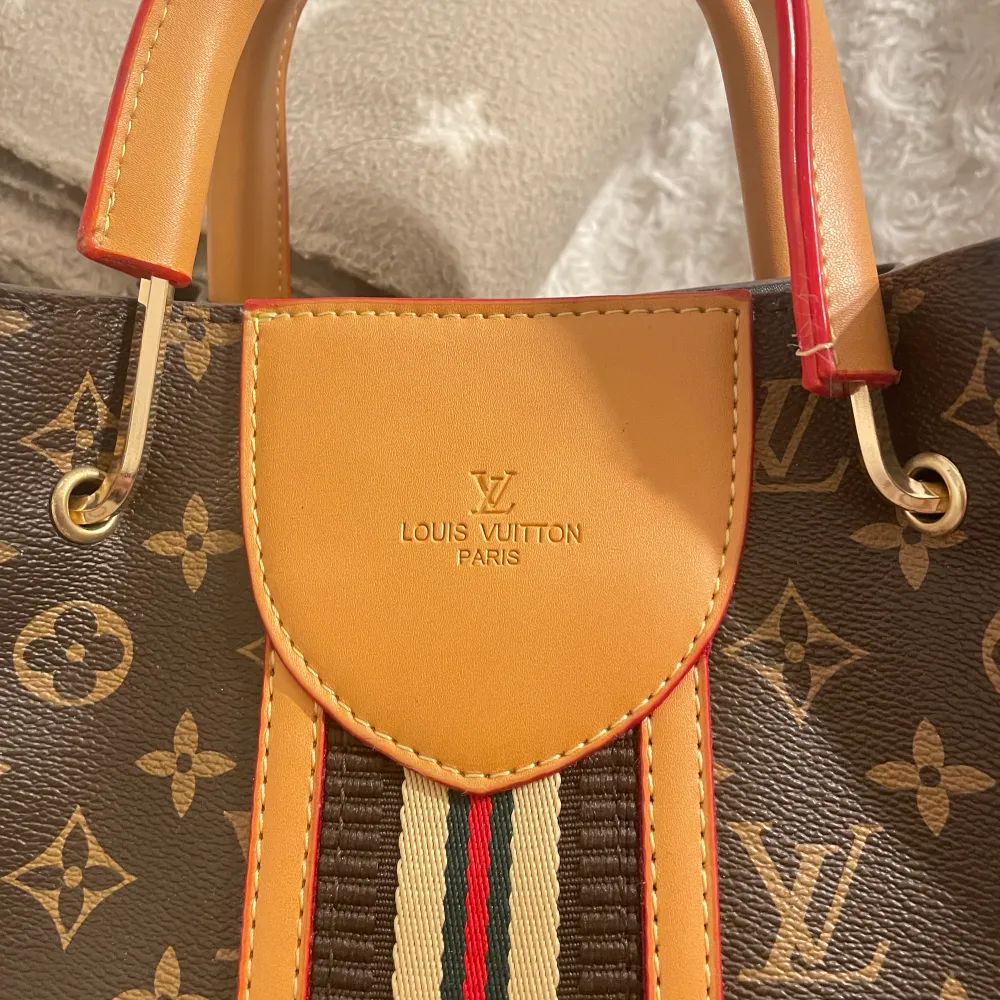 Louis Vuitton väska aldrig använd! Säljer då den inte riktigt min stil. Priset kan diskuteras (;. Väskor.