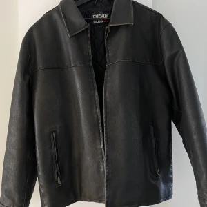 Läderjacka - Inköpt på shopvintagecollection för 1500kr. Stl M, oversized i modellen.