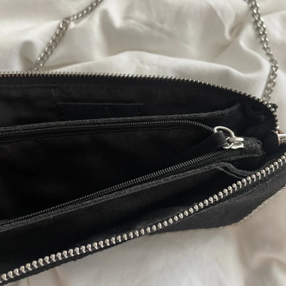 Snygg handväska från Zara som köptes i höstas men tyvärr inte kommit till användning. 🤍. Väskor.