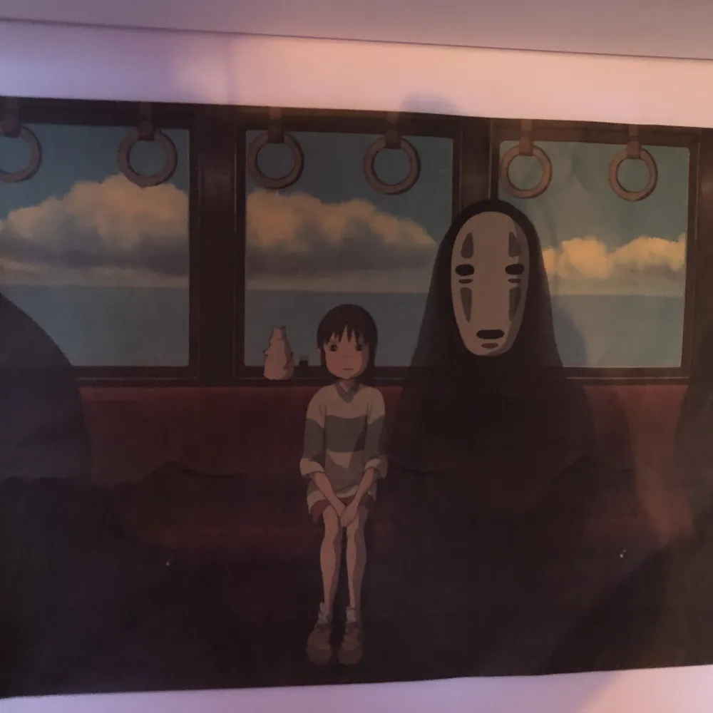 Säljer denna poster från filmen Spirited away då jag tröttnat på den💕 Hör av dig vid frågor!. Övrigt.