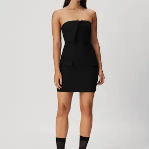 Klänning från adoore ”Lyon Mini Dress Black” strl 34. Använd en gång endast. Nypris 1495kr