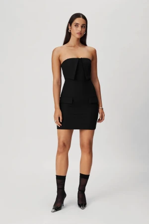 Lyon Mini Dress Black - Klänning från adoore ”Lyon Mini Dress Black” strl 34. Använd en gång endast. Nypris 1495kr