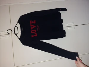 Morris tröja - Super fin knappt använd Morris tröja. (Jag vet inte varför bilderna blir på snedden, fler bilder kan skickas privat🫶🏼)