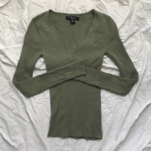 Grön tröja - Säljer nu denna skit snygga gröna varma tröjan. Säljs på grund av att jag inte gillar den gröna färgen så mycket! Nytt skick!