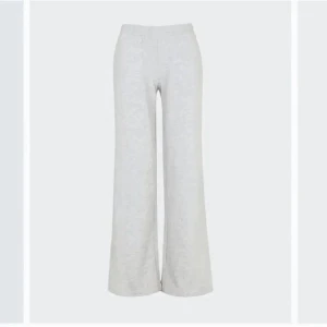 Low waist mjukisbyxor  - Populära low waist mjukisbyxor från bikbok i storlek xs. Köpta här på plick och är i bra skick. Tyckte tyvärr att de inte passade mig i längden. Är 1,63 och ville de skulle gå ner till marken. Skriv privat för fler bilder eller frågor ❤️ 