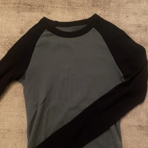 Tröja från Brandy Melville  - Säljer en långärmad t-shirt från Brandy Melville. Jätte bra skick!💗💗