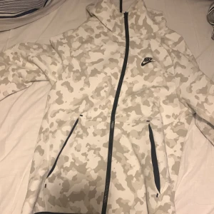 Nike tech - Säljer min Nike tack då jag aldrig andvänder den storlek XS men den är stor i storleken så den passar S perfekt