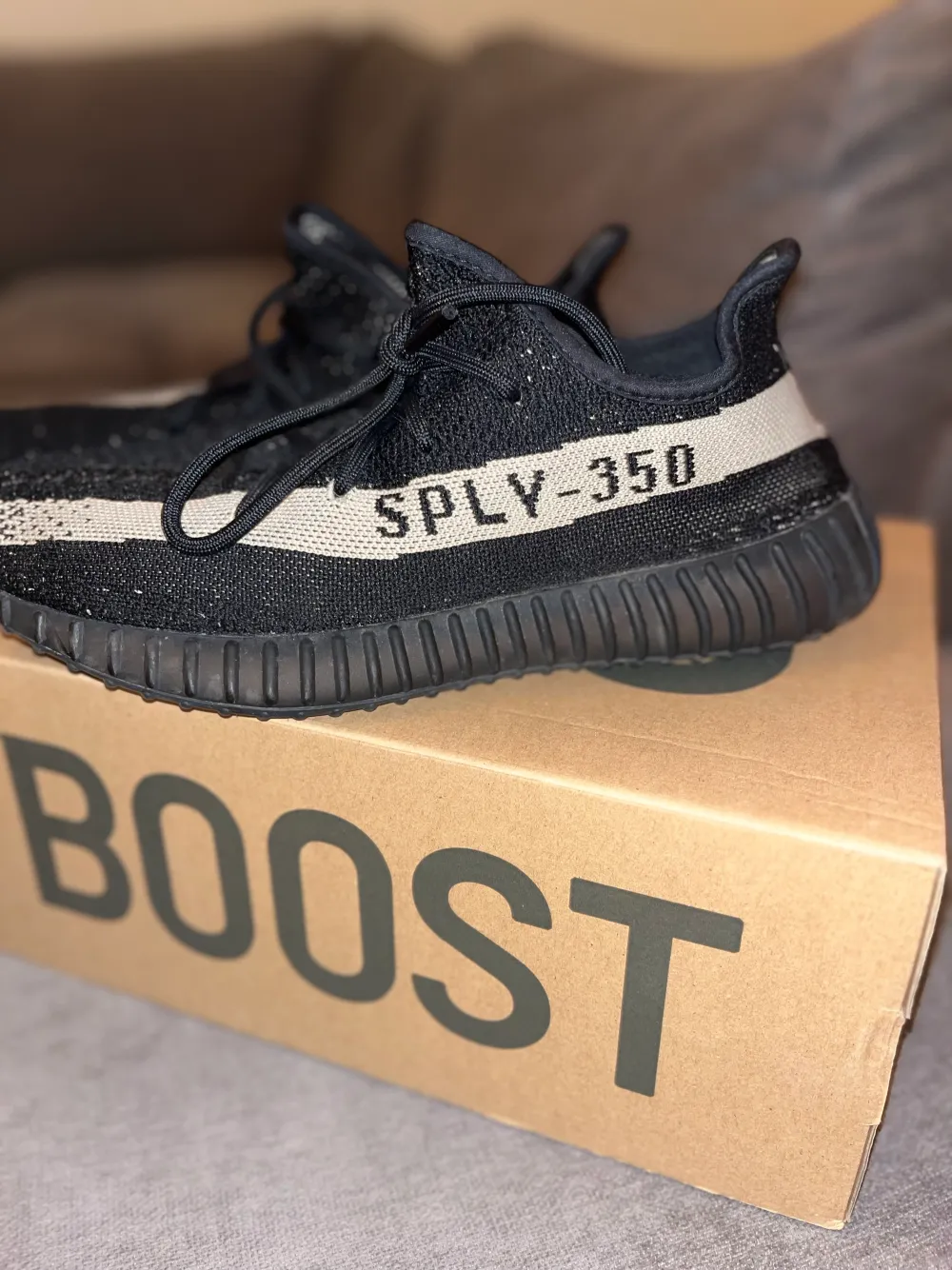 Äkta YEEZY boost 350 v2 Använda fåtal gånger korta sträckor. Kan ses som nya. Finns kvitto  Köptes i Göteborg . Skor.