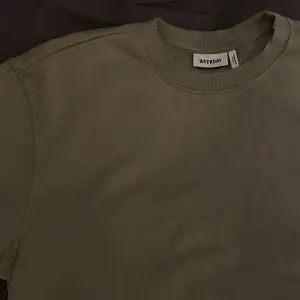 Grönaktig sweatshirt från weekday, storlek S. Använd ett fåtal gånger. Hör av er vid frågor😁