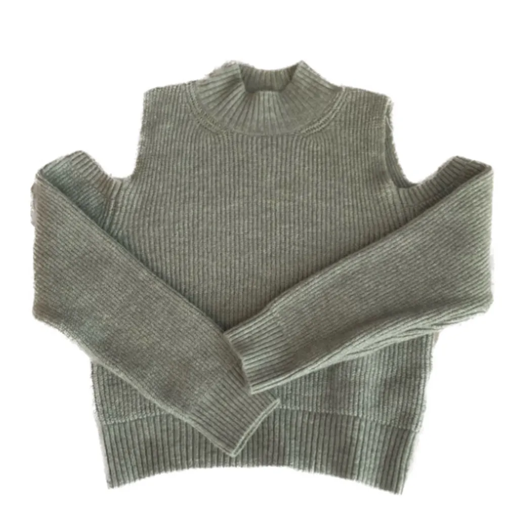 Stickad tröja från Gina tricot med hål i axlarna. Säljer pga används inte. Lappen är borta men skulle säga att den är typ stl S. Original pris 430kr. Är typ en grå grön färg. Stickat.