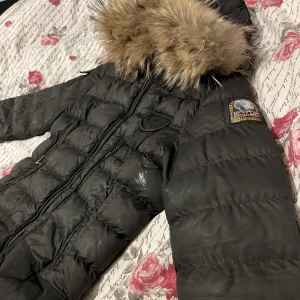 Parajumper med päls - Parajumper med äkta tvättbjörnspäls i mycket fint skick till salu. Pris kan diskuteras vid snabb affär