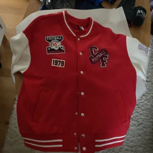 College tröja H&M - Säljer denna tröja då jag ska flytta och behöver blir av med kläder som bara tar plats. Har bara använts den på en lättare fest 