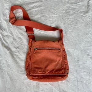 Axelremsväska  - Orange axelremsväska! Super cool varit en stor favorit:)
