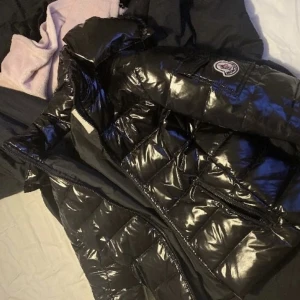 Moncler Jacka - Moncler jacka som jag säljer för den ej passar. Passar till båda tjej och kille, skönt matrial.